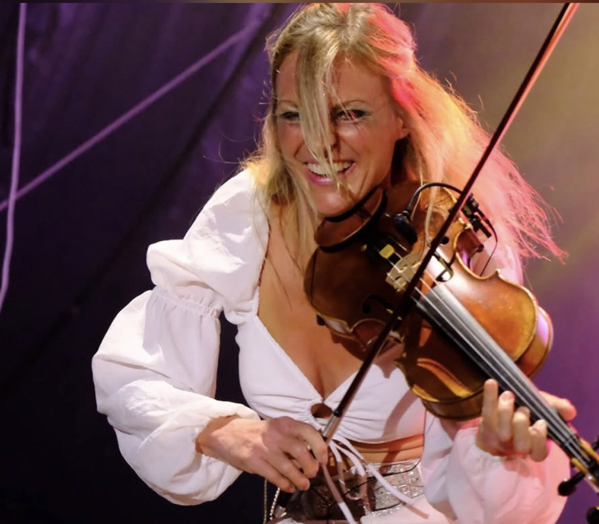 Annette Homann mit Geige, Portrait